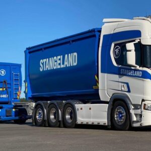 Bilde av lastebil, med henger fra Stangeland, der containerne er produsert av Nordcon