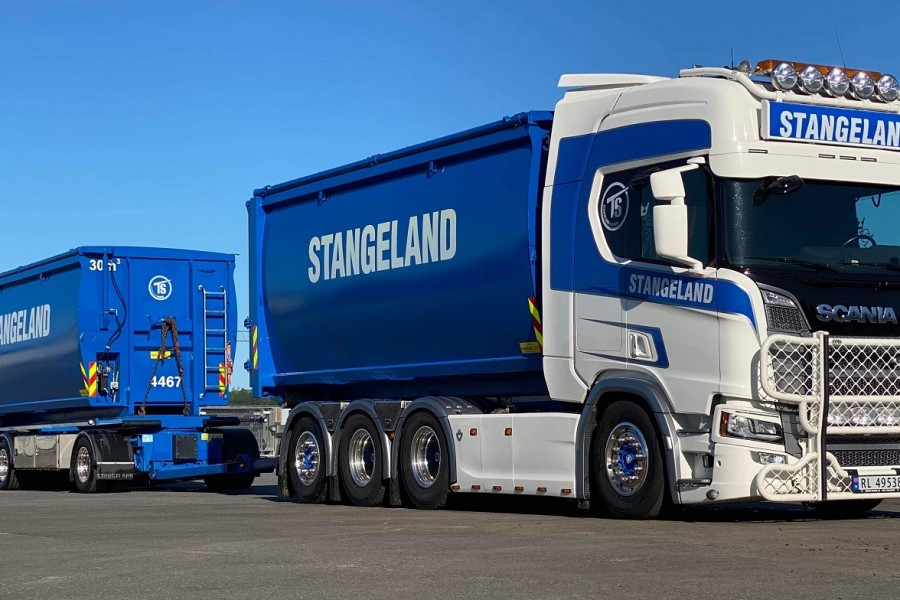 Bilde av lastebil, med henger fra Stangeland, der containerne er produsert av Nordcon