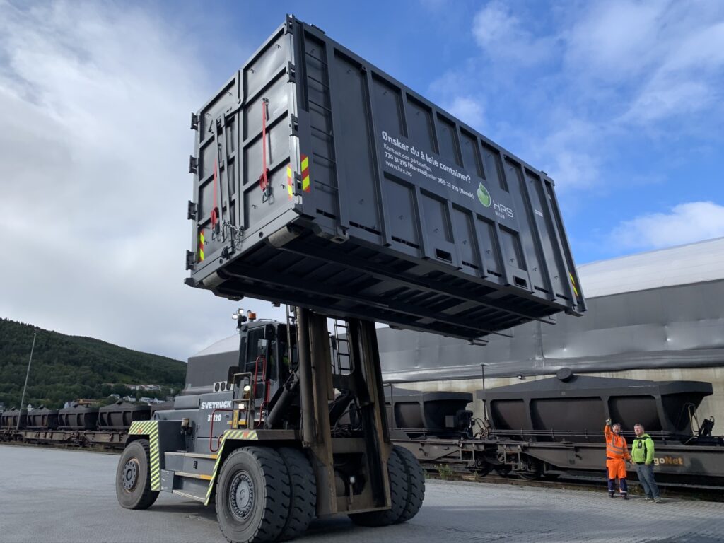 Bildet viser en container kjørt av truck