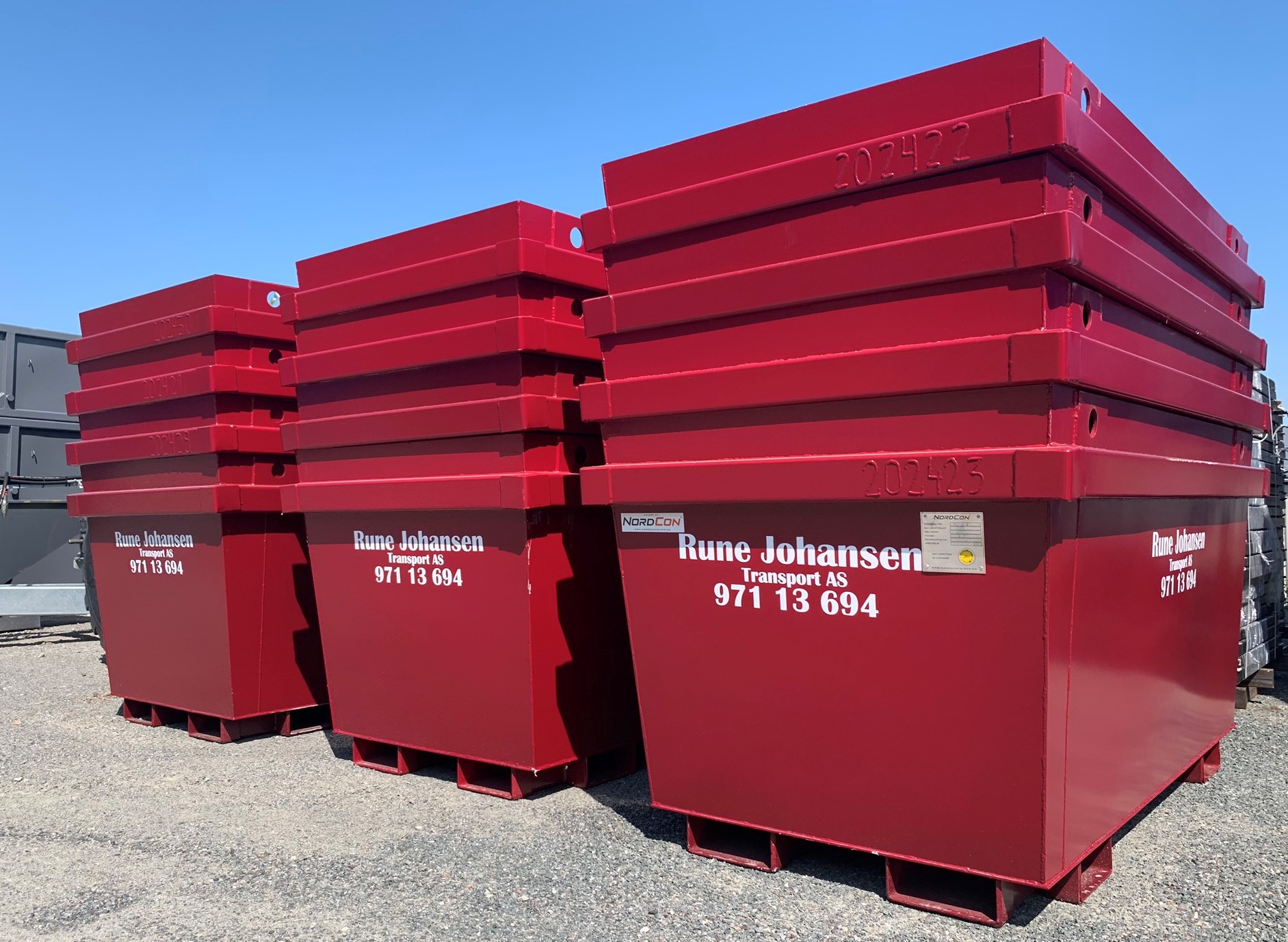 Bilde av røde skrapkasser