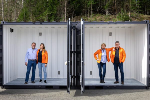 Lars, Trine, Marit og Jørn inne i en container