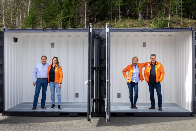 Lars, Trine, Marit og Jørn inne i en container